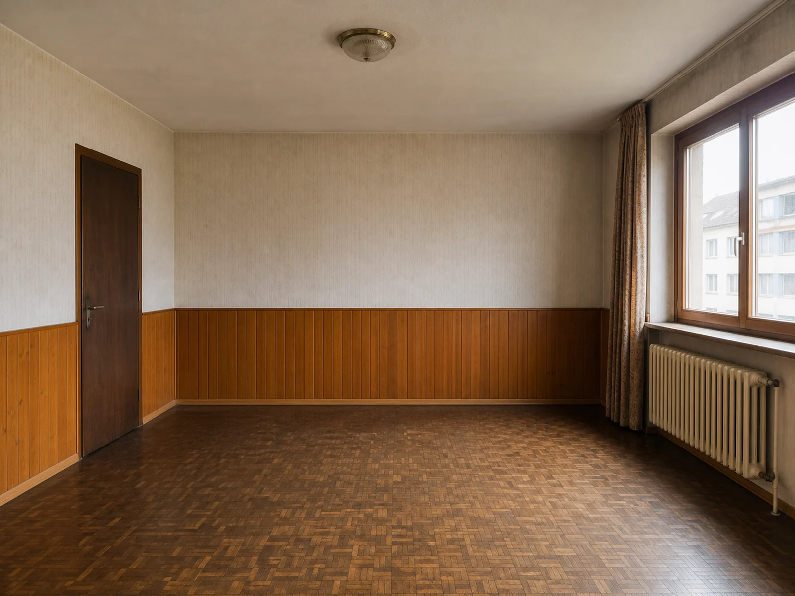 Dasselbe Zimmer im Altzustand: dunkles Mosaikparkett, Holzvertäfelung, brauner Fensterrahmen
